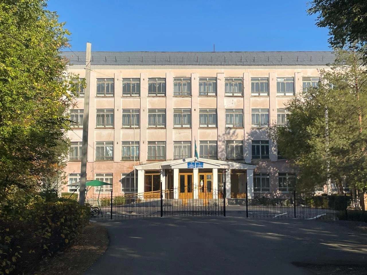 В одной из школ Уральска временно отключили отопление из-за прорыва трубы